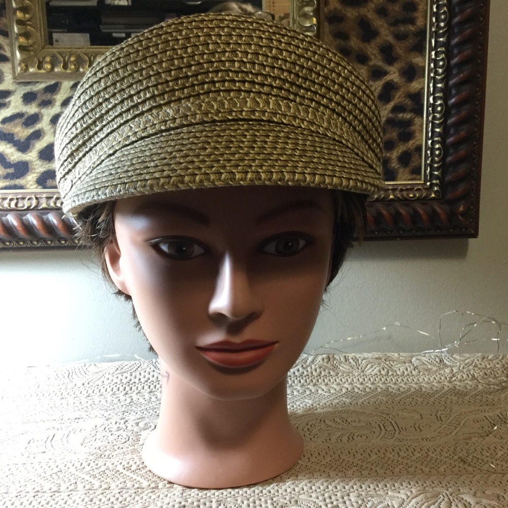 Newsboy style hat.  Tightly woven raffia look.